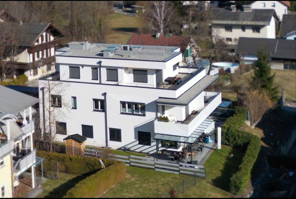 Seestraße 39 - Willkommen in unserem modern und elegant gestalteten Wohnanlage, die von uns als Bauträger errichtet und verkauft wurden. Dieses Bild zeigt das schöne Äußere der modernen Gebäude, umgeben von Grün und Bäumen. Im Hintergrund können wir den klaren blauen Himmel und eine ferne Stadtlandschaft sehen. Diese Wohnanlage bietet luxuriöse Wohnräume, hochmoderne Annehmlichkeiten und eine friedliche Umgebung, die die Bewohner ihr Zuhause nennen können.