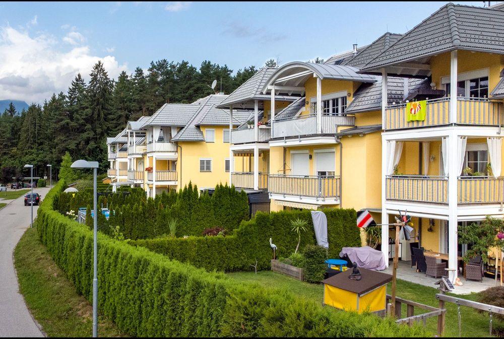 Goritschacherweg 41 / 43 / 45 Willkommen in unserem modern und elegant gestalteten Wohnanlage, die von uns als Bauträger errichtet und verkauft wurden. Dieses Bild zeigt das schöne Äußere der modernen Gebäude, umgeben von Grün und Bäumen. Im Hintergrund können wir den klaren blauen Himmel und eine ferne Stadtlandschaft sehen. Diese Wohnanlage bietet luxuriöse Wohnräume, hochmoderne Annehmlichkeiten und eine friedliche Umgebung, die die Bewohner ihr Zuhause nennen können.