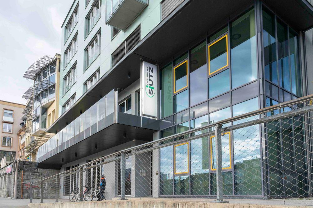 Büro- und Wohnhaus Drauberme 1 Willkommen in unserem modern und elegant gestalteten Wohnanlage, die von uns als Bauträger errichtet und verkauft wurden. Dieses Bild zeigt das schöne Äußere der modernen Gebäude, umgeben von Grün und Bäumen. Im Hintergrund können wir den klaren blauen Himmel und eine ferne Stadtlandschaft sehen. Diese Wohnanlage bietet luxuriöse Wohnräume, hochmoderne Annehmlichkeiten und eine friedliche Umgebung, die die Bewohner ihr Zuhause nennen können.