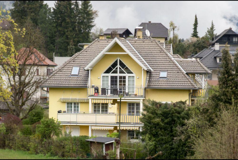 Resselstraße 13b Willkommen in unserem modern und elegant gestalteten Wohnanlage, die von uns als Bauträger errichtet und verkauft wurden. Dieses Bild zeigt das schöne Äußere der modernen Gebäude, umgeben von Grün und Bäumen. Im Hintergrund können wir den klaren blauen Himmel und eine ferne Stadtlandschaft sehen. Diese Wohnanlage bietet luxuriöse Wohnräume, hochmoderne Annehmlichkeiten und eine friedliche Umgebung, die die Bewohner ihr Zuhause nennen können.