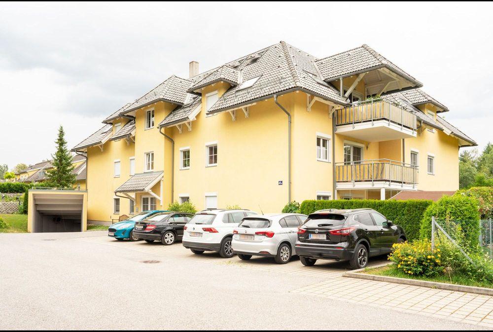 Seestraße 45c - Willkommen in unserem modern und elegant gestalteten Wohnanlage, die von uns als Bauträger errichtet und verkauft wurden. Dieses Bild zeigt das schöne Äußere der modernen Gebäude, umgeben von Grün und Bäumen. Im Hintergrund können wir den klaren blauen Himmel und eine ferne Stadtlandschaft sehen. Diese Wohnanlage bietet luxuriöse Wohnräume, hochmoderne Annehmlichkeiten und eine friedliche Umgebung, die die Bewohner ihr Zuhause nennen können.