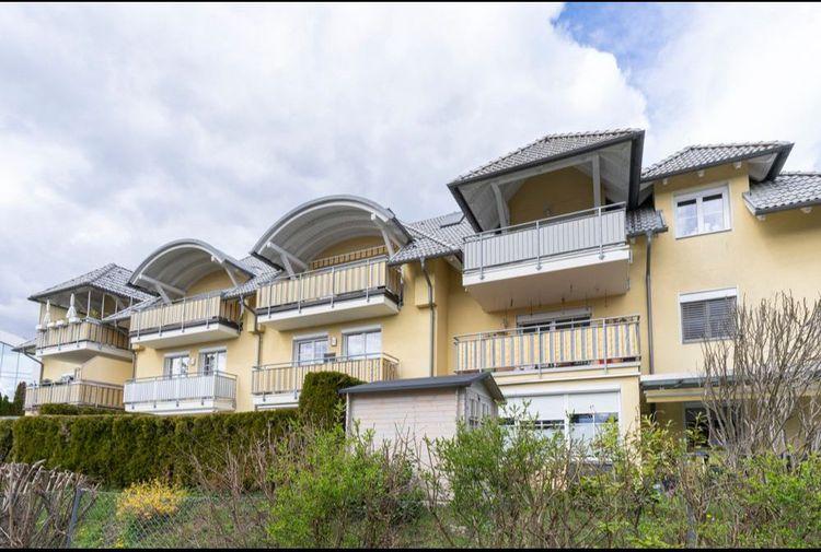 Treffnerstraße 74 Willkommen in unserem modern und elegant gestalteten Wohnanlage, die von uns als Bauträger errichtet und verkauft wurden. Dieses Bild zeigt das schöne Äußere der modernen Gebäude, umgeben von Grün und Bäumen. Im Hintergrund können wir den klaren blauen Himmel und eine ferne Stadtlandschaft sehen. Diese Wohnanlage bietet luxuriöse Wohnräume, hochmoderne Annehmlichkeiten und eine friedliche Umgebung, die die Bewohner ihr Zuhause nennen können.