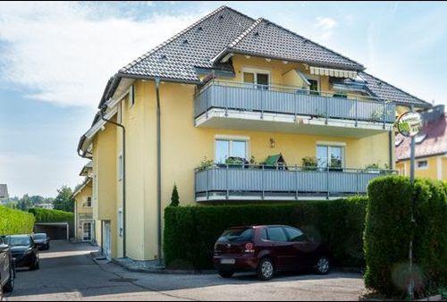 Lindenweg 8 / 8a Willkommen in unserem modern und elegant gestalteten Wohnanlage, die von uns als Bauträger errichtet und verkauft wurden. Dieses Bild zeigt das schöne Äußere der modernen Gebäude, umgeben von Grün und Bäumen. Im Hintergrund können wir den klaren blauen Himmel und eine ferne Stadtlandschaft sehen. Diese Wohnanlage bietet luxuriöse Wohnräume, hochmoderne Annehmlichkeiten und eine friedliche Umgebung, die die Bewohner ihr Zuhause nennen können.