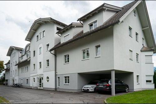 Völkendorfer Straße 47 / 49 Willkommen in unserem modern und elegant gestalteten Wohnanlage, die von uns als Bauträger errichtet und verkauft wurden. Dieses Bild zeigt das schöne Äußere der modernen Gebäude, umgeben von Grün und Bäumen. Im Hintergrund können wir den klaren blauen Himmel und eine ferne Stadtlandschaft sehen. Diese Wohnanlage bietet luxuriöse Wohnräume, hochmoderne Annehmlichkeiten und eine friedliche Umgebung, die die Bewohner ihr Zuhause nennen können.